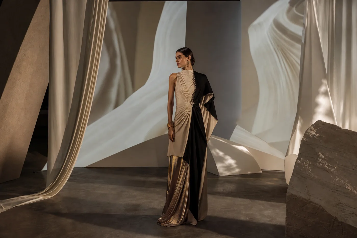Shooting fashion digitale con set editoriale e proiezioni visuali