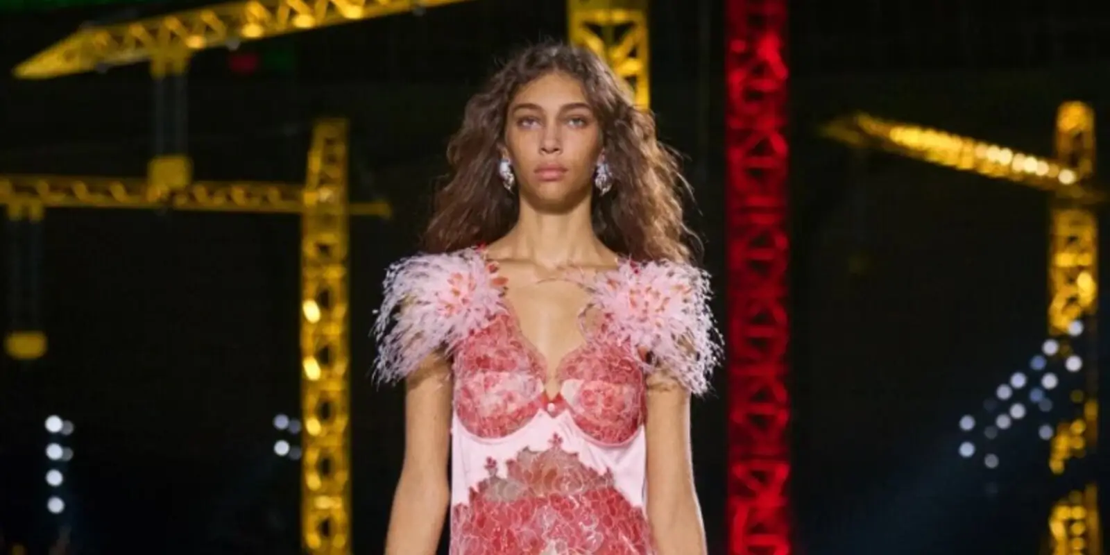 Chanel Autunno/Inverno 2026/27, la collection è un racconto di fate dalle tonalità dolci e delicate